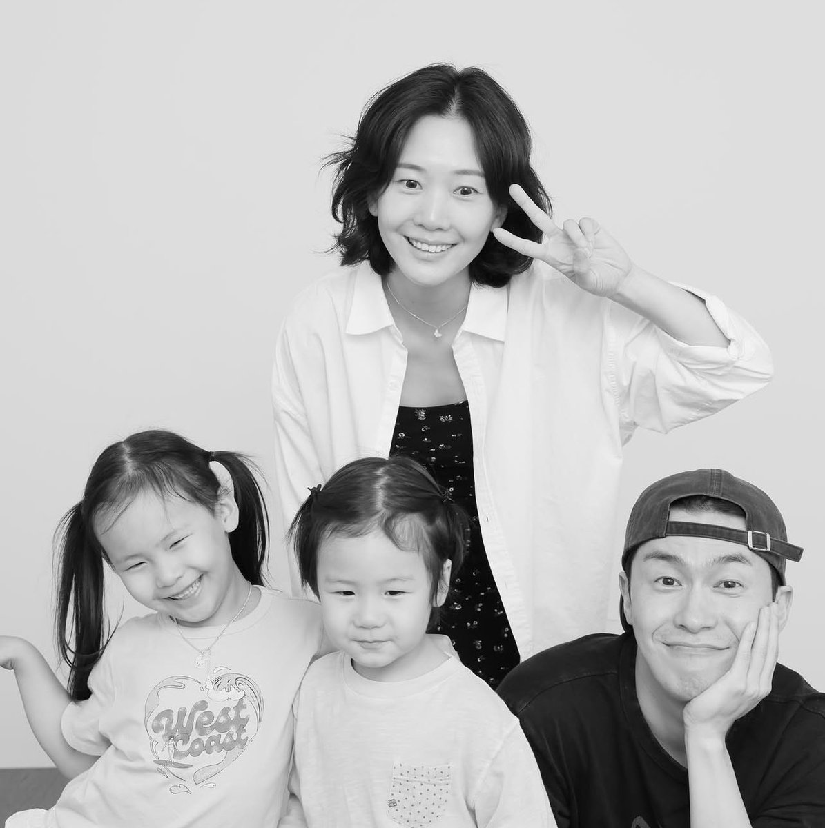 kdramahotgists's tweet photo. Actor Lee Jaewon and his family 🥹❤️
Cute, happy and healthy family of 4 🤗 https://t.co/2U1q0CEFEX
