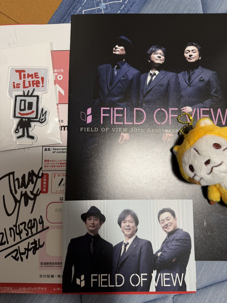 stitchmarimo's tweet photo. FOVのパンフレットと浅岡さんのアクスタ届きました🎁！
ポストカードも入ってました🥰
左下のサインって、浅岡さんのサインですかね？もし、そうだったら、レターパック、捨てられない😍 https://t.co/KLm6kovFji