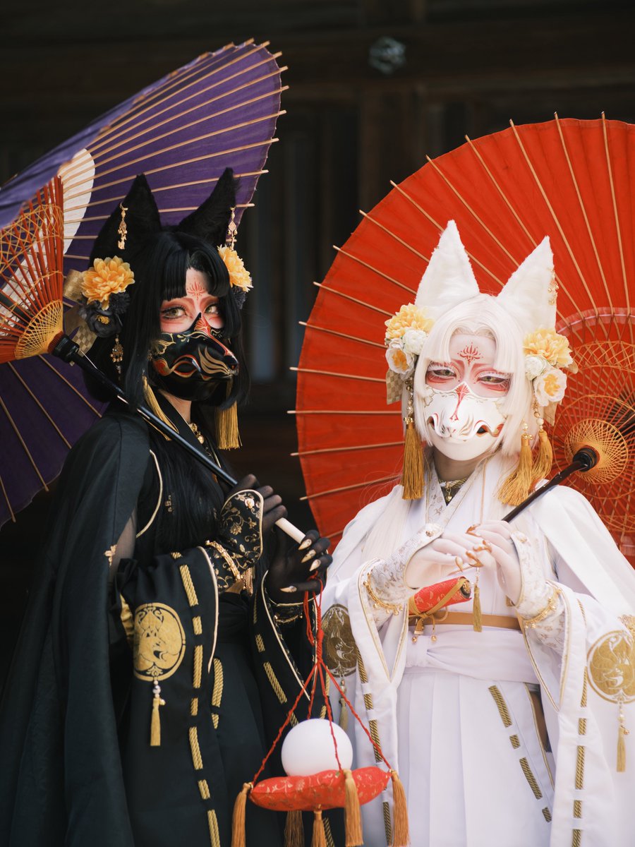 aya_07730's tweet photo. 黒き狛狐🖤🦊白き狛狐🤍🦊(@Chiloru_09)

ー 九尾の御前に佇むは
                   黒と白の狛狐 ー

𝙏𝙝𝙖𝙣𝙠 𝙮𝙤𝙪¨̮︎✿📸亀井くん@Welta_ 
👘悠幻楼様@yu_gen_rou999 
＃那須御神火祭
＃コスプレ百鬼夜行
＃殺生石 ＃那須 https://t.co/QjX3K8QCSZ