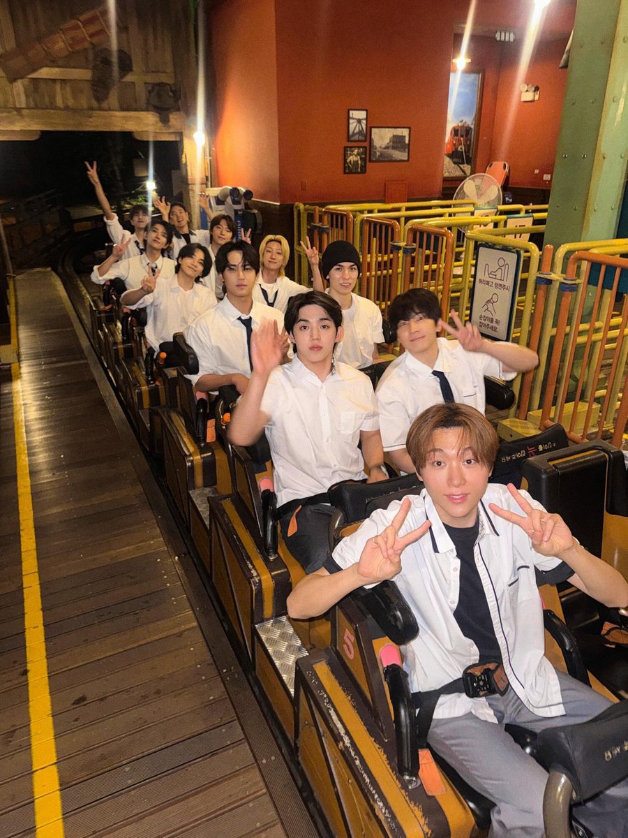 lovrehani's tweet photo. really love these seventeen photos 😭😭 https://t.co/XPzHCUd8n7