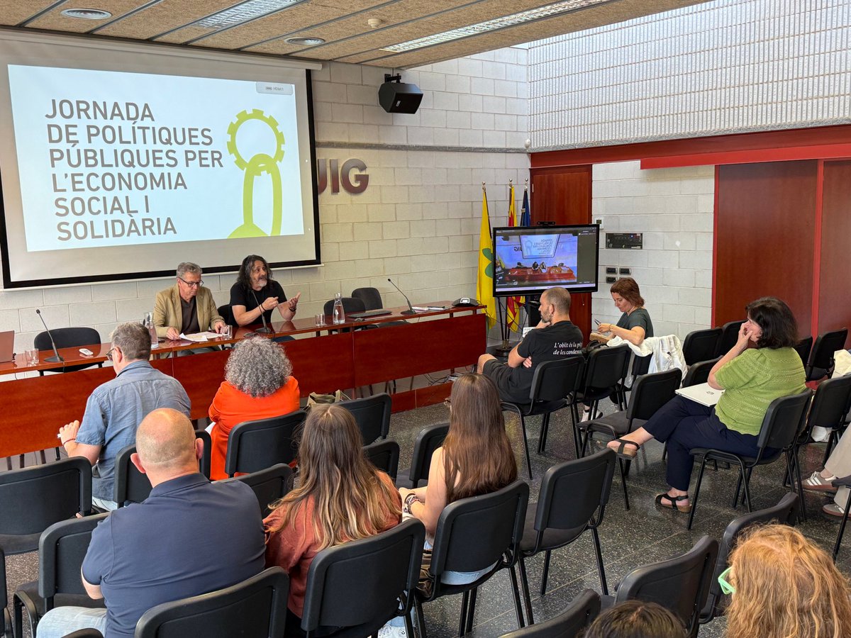 DiputacioLleida's tweet photo. 🏠 Jornada sobre contractació pública responsable i habitatge cooperatiu.

El president de la Diputació, Joan Talarn, ha participat en la inauguració de la jornada a la Llotja de Bellpuig.

👉🏼 https://t.co/Y7nF3TL6Q9

#laforçadelsmunicipis https://t.co/Vf17upMDF6