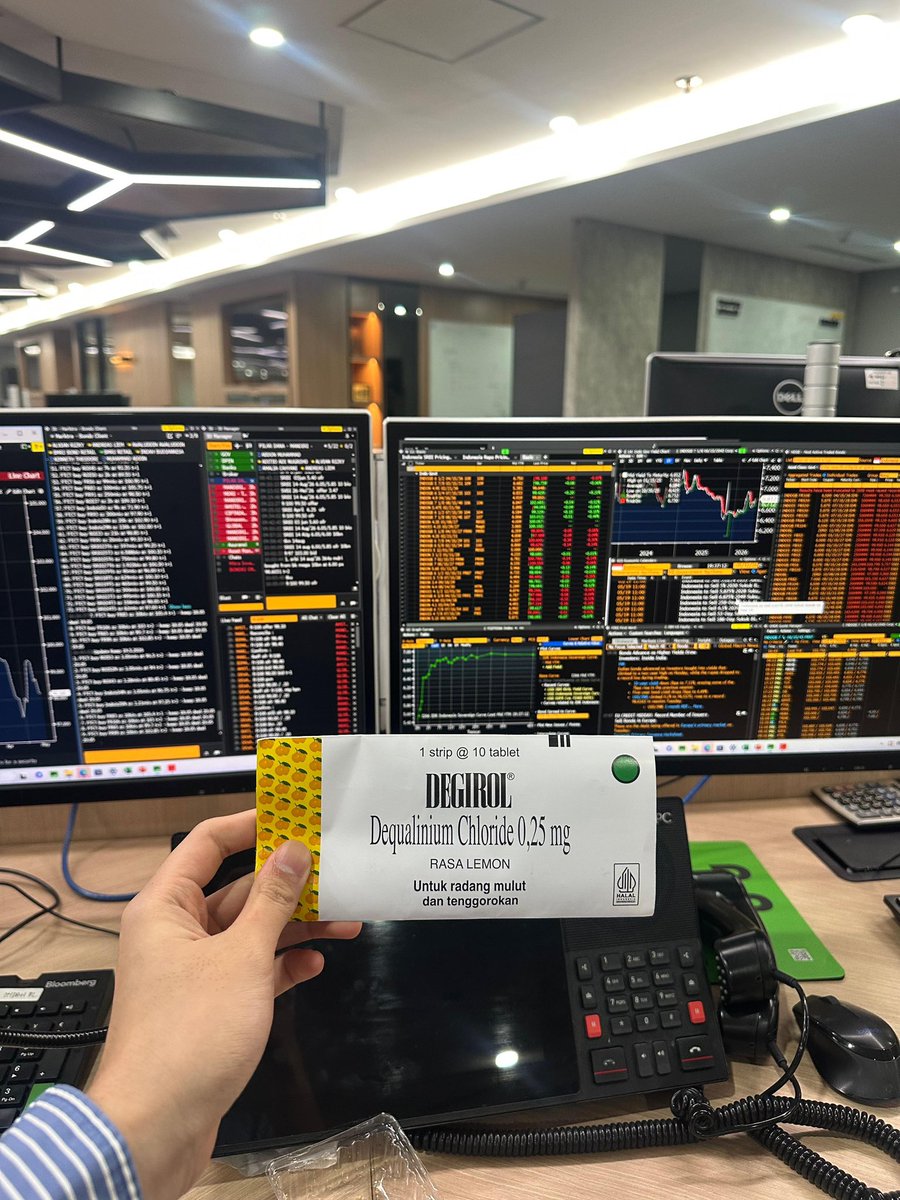 pengwinningg's tweet photo. Ni tenggorokan gw kalo jadi orang FIX BET FIX NIKAH AMA DEGIROL. Kek gw kan extrovert bat ya jd kerjaan gw NGEMEENGG ae terus. Ga kebayang kalo tenggorokan gw kacau, kaga bisa ngemeng. Love u degirol, lu kalo jd orang dah gw nikahin https://t.co/JIajJGV7rH