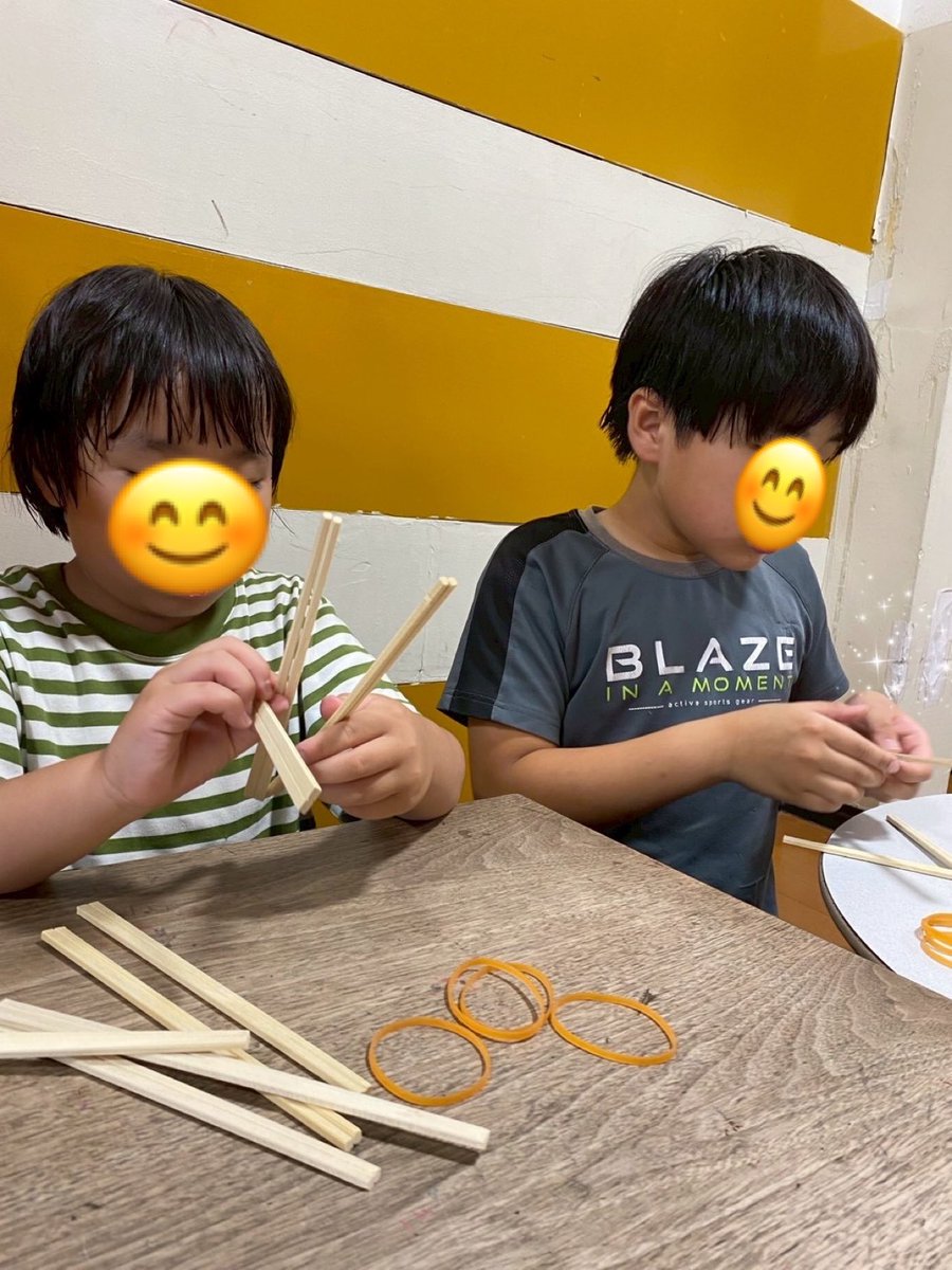 firstdream_01's tweet photo. ⭐️瑞江教室⭐️
2026.6.10(水)
割り箸と輪ゴムを使ってマジックハンド✋作りを行いました❗️物を掴んでみたり移動させることで指の運動にもなりました😉

▽ファーストシーンドリームの詳細はこちら！
https://t.co/7OfXFOGmjV

#発達障害 #放デイ #工作 https://t.co/onkpEKJJxZ
