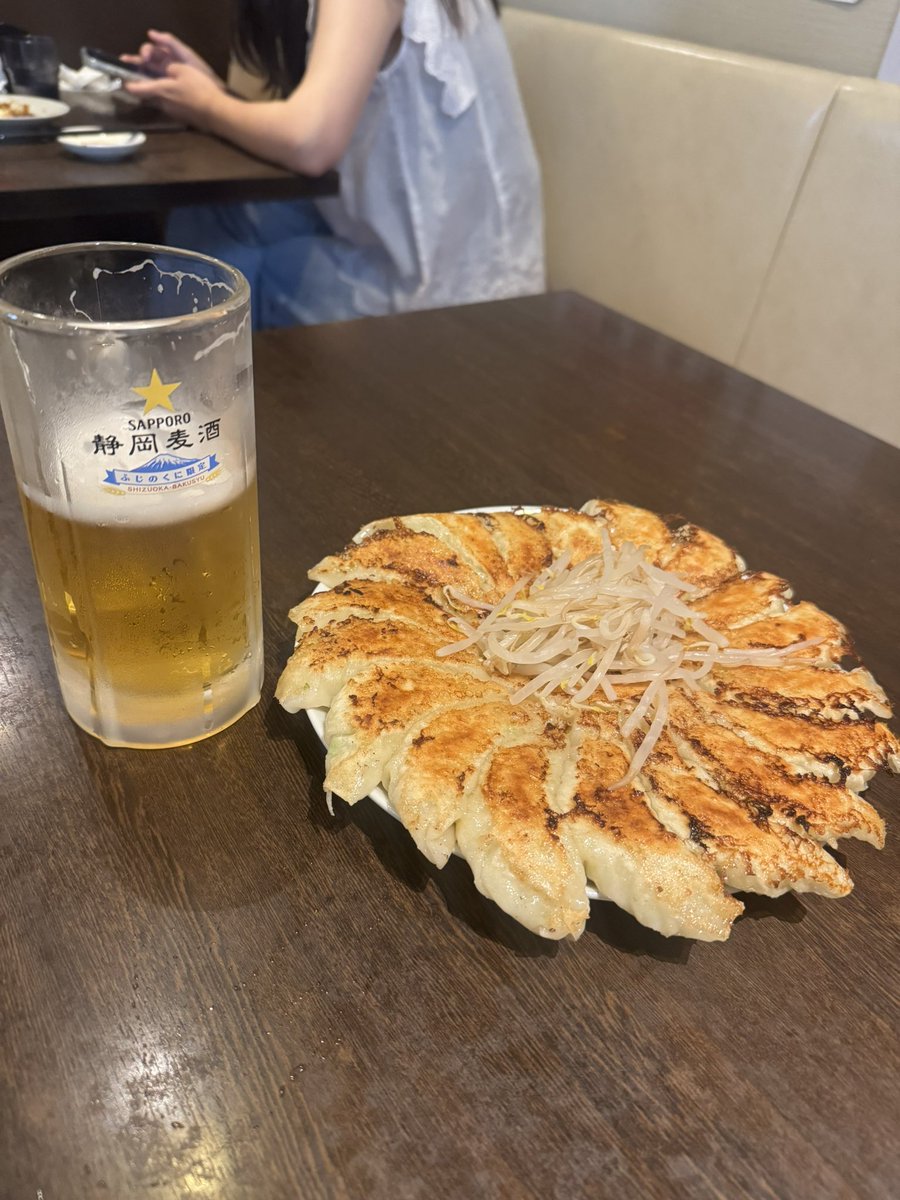 erk_0918's tweet photo. 浜松餃子美味すぎた件🥰
ビールももちろん合うねぇ最高🥟🍺✨ https://t.co/bRMYyiCVPO