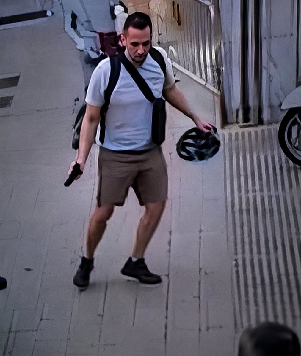 GovernExil's tweet photo. Aquest és el pistoler que busquen els Mossos per haver executat un home al carrer Balmes de Barcelona https://t.co/rIRCzK8ZM5