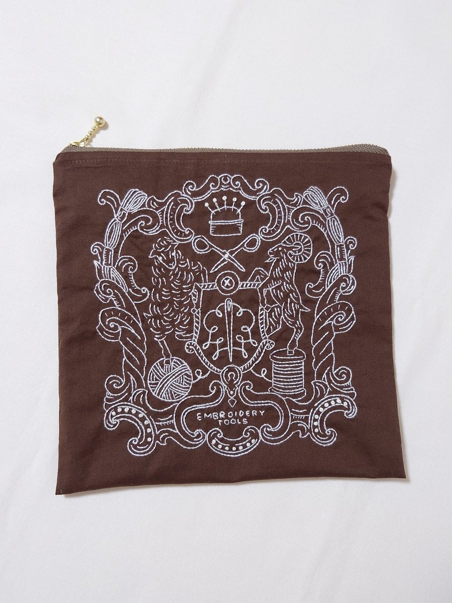 m_shishuu's tweet photo. 🐏🪡🧵🐐

これめっちゃ時間かかった🙃
樋口愉美子さんの刺繍本『あたらしい1色刺繍』から作りました。
たぶん一生分の1本取りの刺繍した🪡笑
ただ大変だったぶん達成感はあります☺️
大きめの刺繍枠も入れられるぐらいのポーチに仕上げました👏

#刺繍 #ハンドメイド https://t.co/65x8rwxgD9