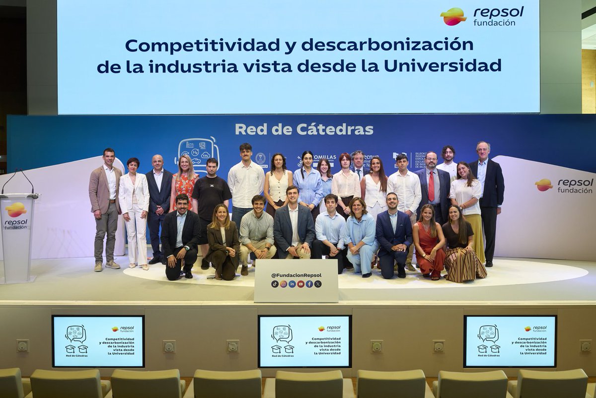 tecnun's tweet photo. Investigadores y estudiantes de #Tecnun participaron en el encuentro de la Red de Cátedras de la @FundacionRepsol. 

Guillermo Griñán analizó los costes del transporte terrestre de #hidrógeno 🌱. Asistió Tomás Gómez-Acebo y participaron Aitana Gil, Alba Martínez y Paula Fenoll. https://t.co/csViNZmWrF