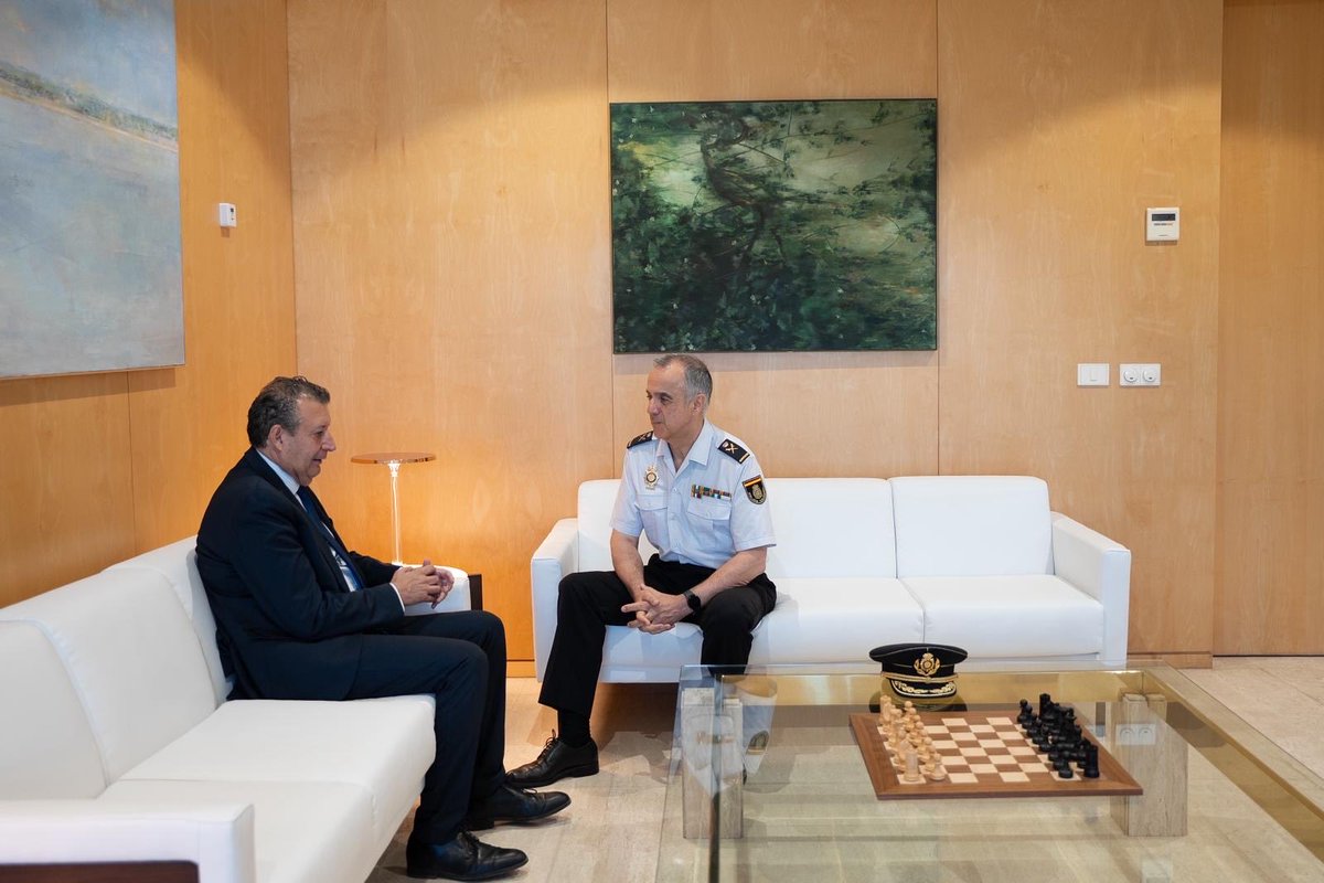 JFdezdelosRios's tweet photo. Hoy hemos recibido la primera visita institucional de Jesús María García Muñoz, Comisario Principal de la Policía Nacional y nuevo Jefe Superior de Policía de Andalucía Occidental.

Seguiremos trabajando juntos para ofrecer el mejor servicio público a la ciudadanía y contribuir al desarrollo de una provincia más segura y cohesionada en la Provincia.