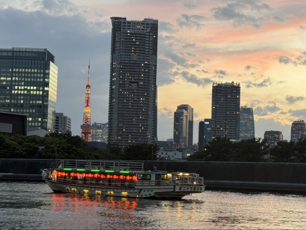 mickey_1248's tweet photo. 東京本社では、繁盛期の打ち上げを兼ねて、屋形船での懇親会でした🍻　芝浦から出て、お台場の湾内での遊覧です⛴️  東京の風情あふれる伝統的な文化を味わいました☺️ https://t.co/v8HsKMmp1M
