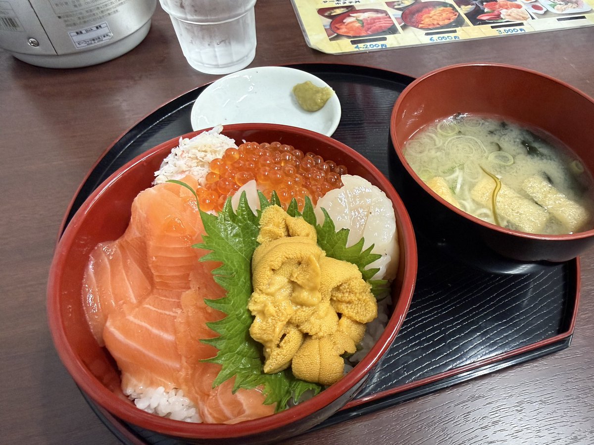 8_gnz3's tweet photo. 今回の2泊3日の社員旅行は北海道。

食べ物が安くて美味い。

毎日3食以上の食旅行は楽しかったけど、体重は2kg増えた。

てことで、来期は体重じゃなく会社の売上を2倍にします https://t.co/OUrIoR6IIV