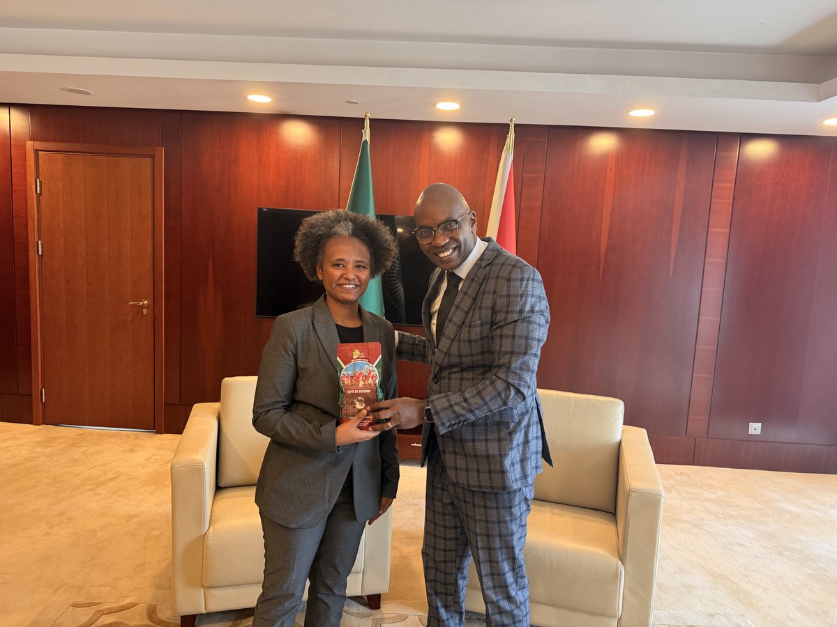 BurundinAddis's tweet photo. #Burundi’s Ambassador Willy Nyamitwe, received H.E. Lemlem Fiseha, #Ethiopia’s newly appointed Permanent Representative to the @_AfricanUnion. They exchanged views on matters of mutual interest related to the Union. They also discussed the renowned coffee of Burundi and Ethiopia. https://t.co/KDGMWn2PVx