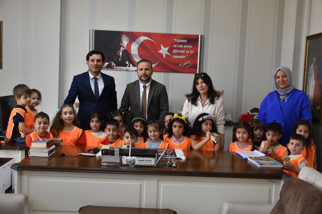 memkaraman's tweet photo. Minik Öğrencilerden İl Müdürü Çalışkan'a Sergi Daveti

Karamanoğlu Mehmetbey Üniversitesi Uygulama Anaokulunun 11 Haziran 2026 tarihinde gerçekleştireceği "7 Sınıf 7 Bölge Sergisi ve Kulüp Atölye Çalışmaları Sergisi" öncesinde, Şirinler Sınıfı öğrencileri İl Millî Eğitim Müdürümüz Mehmet Çalışkan'ı ziyaret ederek sergiye davette bulundu.

Haber 👉https://t.co/8EcRepOM0v

@tcmeb @mebtegm @KaramanValiligi