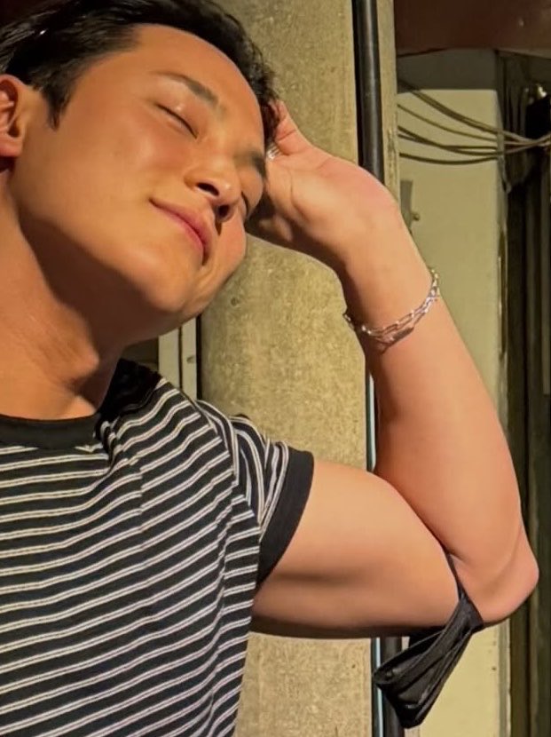 CARATDEUL550070's tweet photo. tired of my pillow i need a bicep to lay on https://t.co/MZ8qvcNn9T
