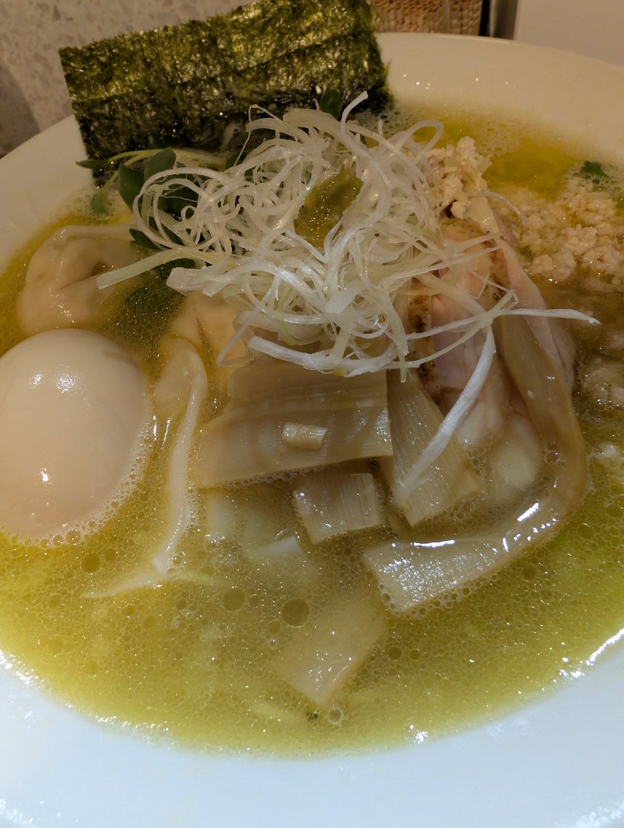 water1972's tweet photo. 東京都台東区・入谷のらーめん天神下 大喜さんにて、特製とりそばをいただきました〜🍜

4月に2度目の移転をした塩の名店
鶏卵溶かしたかのようなまろやかさを持つ鶏清湯が鶏そぼろからの溶け出しで徐々に濃厚に❣️
同時にそぼろからの生姜の溶け出しも寄与しグングン中毒性発現
激ウマ😍 https://t.co/XRWM1lgLnF