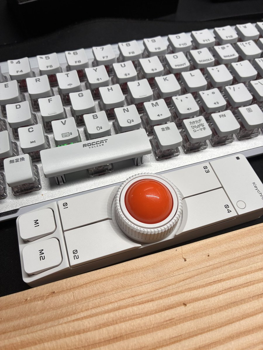jun_mtmt's tweet photo. NAPE PRO、概ね満足なんだけども、ホイールの感触だけ、もうちょっとどうにかならなかったかなあって感じた。玉の高さは、今バルカン2エア使ってる都合でちょっと高いかなと思ったけど、普通の高さのキーボードなら気にならないはず。 マーク2出すなら玉の高さはもう少し低くできると思う #NAPEPRO https://t.co/mv75RKKIP9