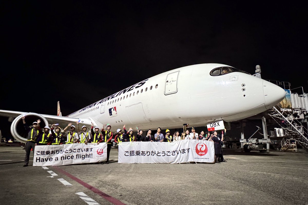 ikarosairline's tweet photo. 「DREAM SHO JET」のラストフライトとなるJAL326便が、羽田空港に到着しました。
大谷翔平選手を描いた特別塗装機として、デビューから約1年9か月にわたり運航され、約90万人もの方が搭乗されたとのことです。
そして明日は、大谷選手の“二刀流デー”。今後のさらなる活躍にも期待しましょう！ https://t.co/V1xs3sbCGt