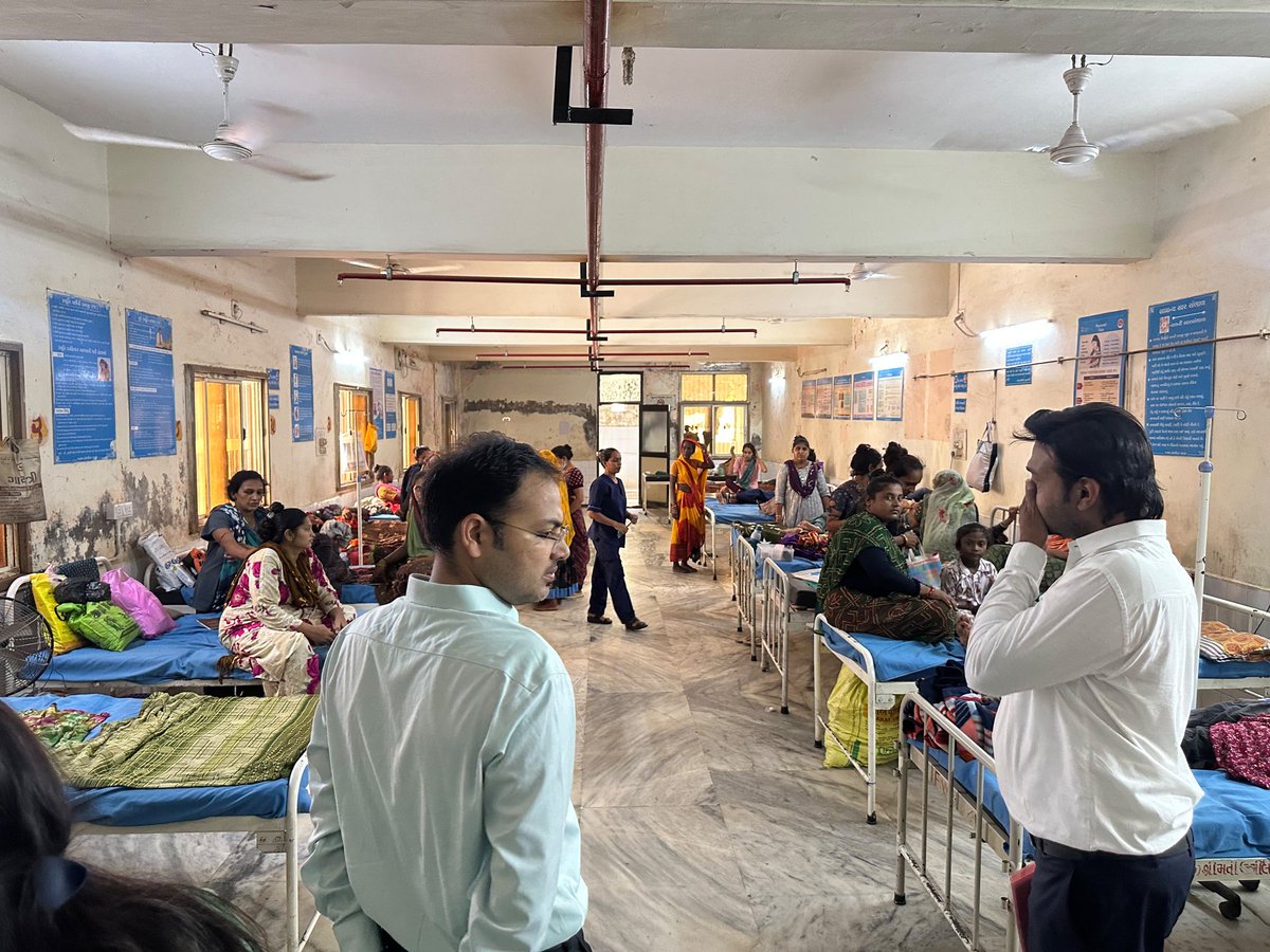CollectorPatan's tweet photo. આજરોજ પાટણ સિવિલ હોસ્પિટલની આકસ્મિક મુલાકાત લઈ અને સ્વછતા બાબતે, સિનિયર સિ��ીઝન માટે અલગ લાઈનો, કલર કામ તેમજ અન્ય જરૂરી બાબતે, સબંધિત અધિકારીઓને સૂચનાઓ આપી. @CMOGuj https://t.co/lUD4DqINDr