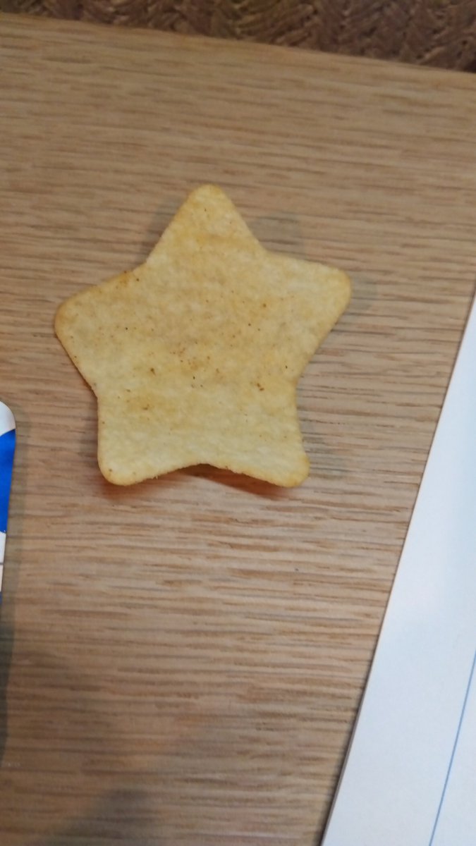 ruiruirui999's tweet photo. 2つ同時に写真撮れなくて疑われそうだけど、1袋に2つ星型クリスプ入ってた https://t.co/Sq3HWQFS33