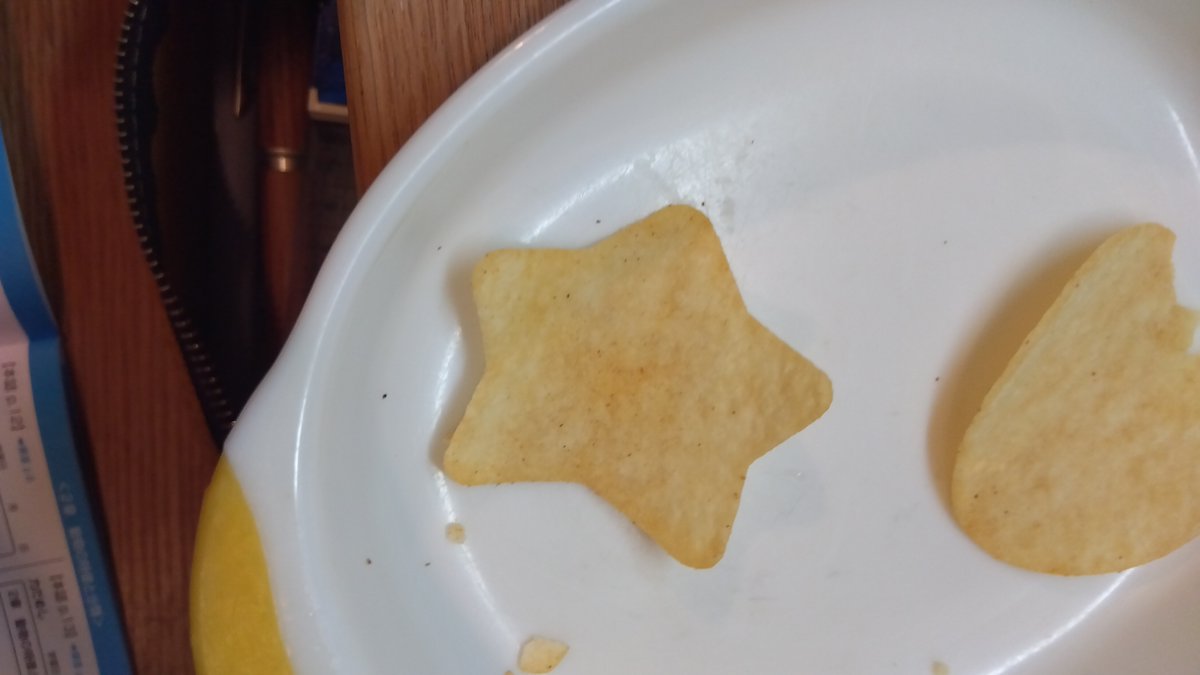 ruiruirui999's tweet photo. 2つ同時に写真撮れなくて疑われそうだけど、1袋に2つ星型クリスプ入ってた https://t.co/Sq3HWQFS33