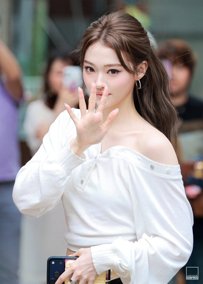 ellabora_'s tweet photo. 천사의 머리색은 브라운이구나 https://t.co/Qj7wEjazF9
