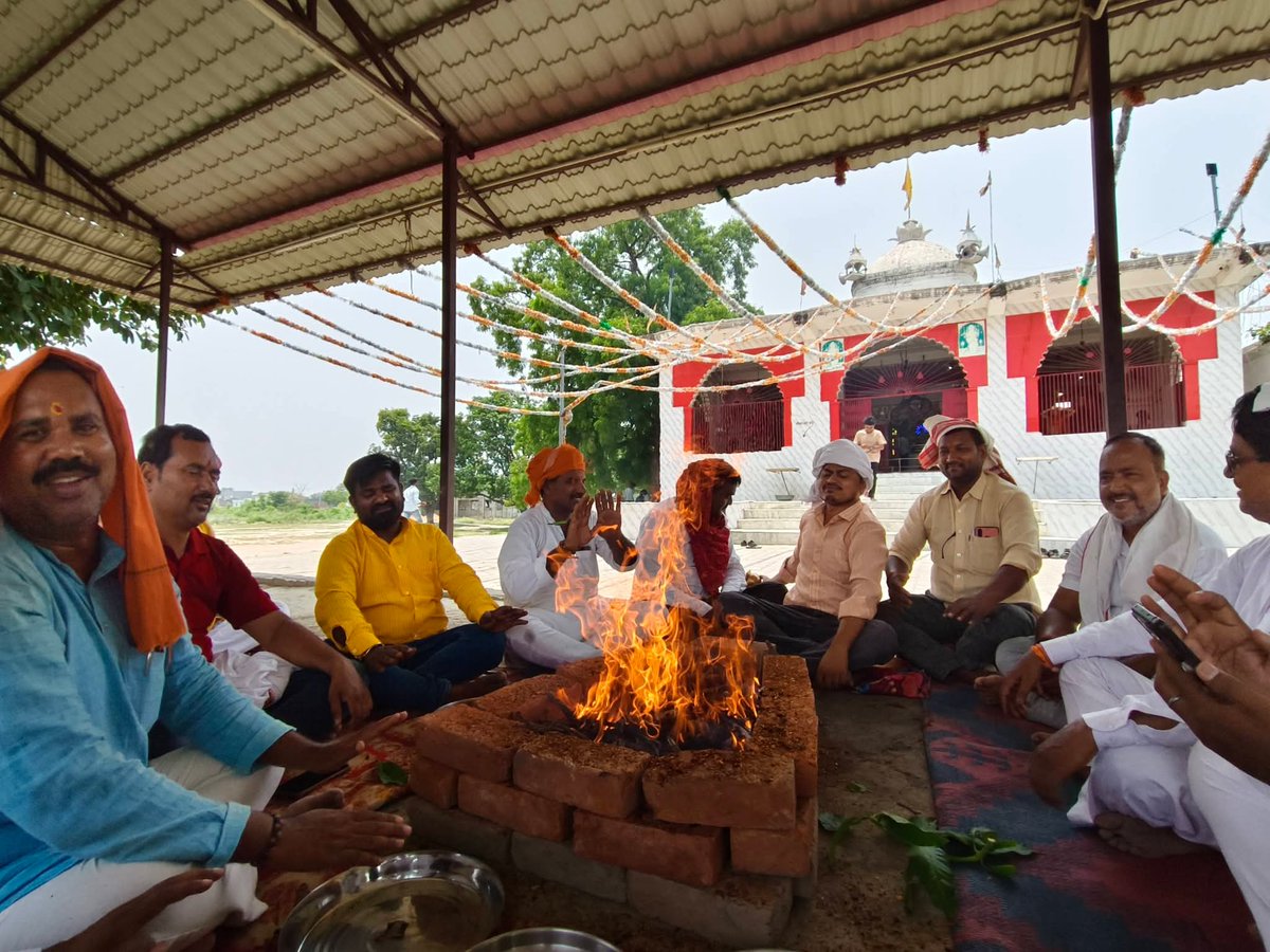 JPJaiswal007's tweet photo. #नगरा_बलिया | देश के यशस्वी प्रधानमंत्री @narendramodi जी के कुशल नेतृत्व में केंद्र सरकार के सेवा, सुशासन, विकास एवं विश्वास के सफल #12_वर्ष पूर्ण होने के उपलक्ष्य में आज प्राचीन दुर्गा मंदिर, नगरा में आयोजित #हवन_पूजन कार्यक्रम में शामिल हुआ। @bjp4balliait @BJP4UP https://t.co/8Lu4DOu0Sy