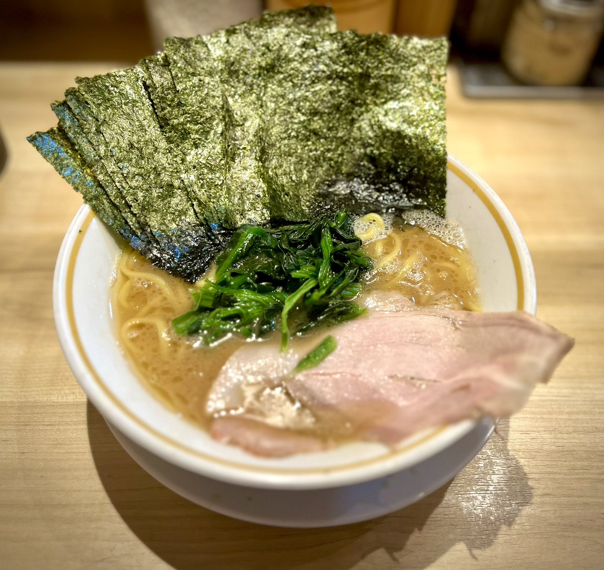 Erobakaleader's tweet photo. ホントは連日トラブル回避の自分ご褒美に焼肉といきたいところ、ひとり焼肉は大変さみCのでらーめん。致死量にんにくでおつかれちんちんぎんぎん。 https://t.co/voboKI3umH