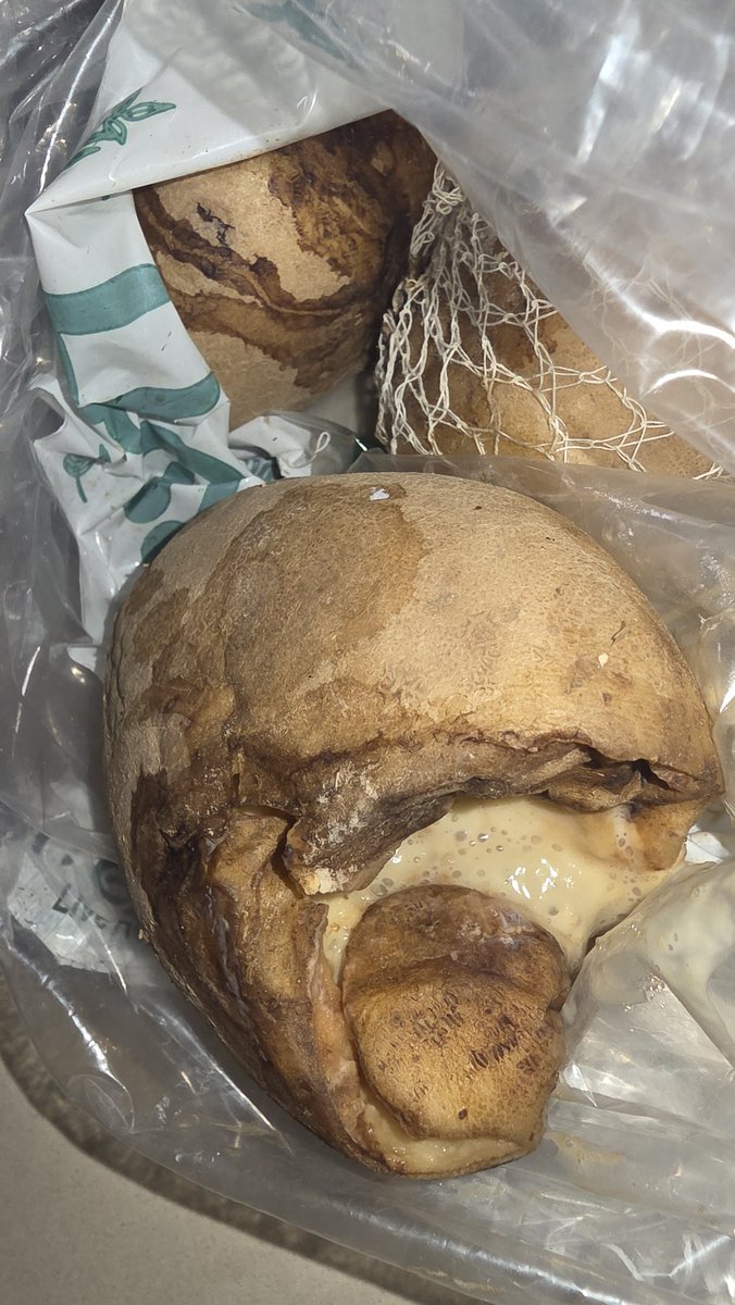 igod_it's tweet photo. This is what premium "organic" food by @letsblinkit looks like in India 🤢🥔
 potatoes literally decomposing and foaming @zomato Can @fssaiindia &amp; @FDA_Maharashtra inspect this thane facility for rodents &amp; hygiene violations?
#FoodSafety #Blinkit #bjp4nation #zomato #CJPProtests https://t.co/CKvgORRy3T