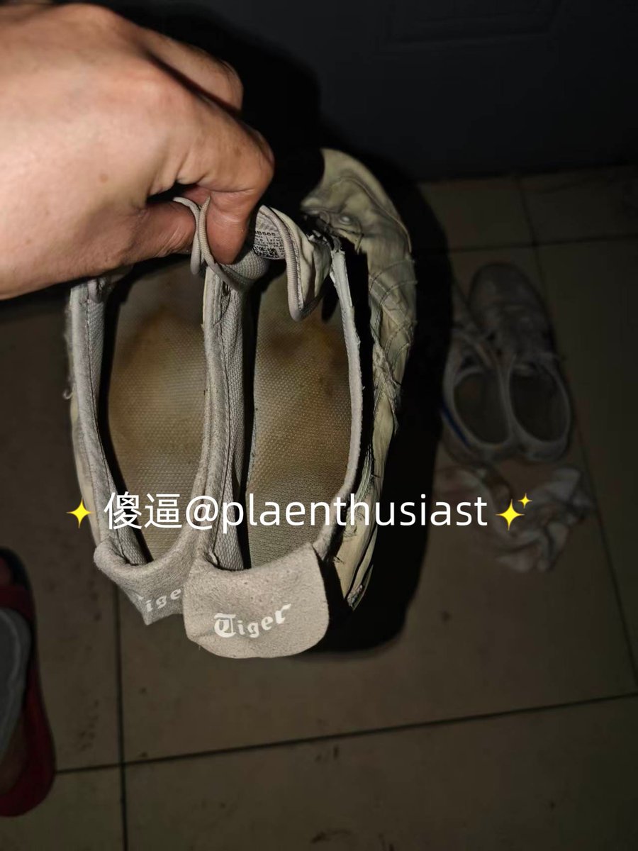 plaenthusiast's tweet photo. 操他妈的！看老子这鬼冢虎，里面踩得发黄发黑，全是老子浓浓的臭脚印子！
穿了不知道多久，汗味、脚臭味直接闷在里面，不用脱都臭汗味儿冲天！
肌肉帅比爷们闻一口就脑子发痒，鸡巴硬得想跪下来狂舔这鞋垫！
老子这个崇拜纯爷们的傻逼，现在把自己的臭鞋拿出来骚你们这些逼，操，反差玩得真他妈上头！ https://t.co/mD1CklEfrJ