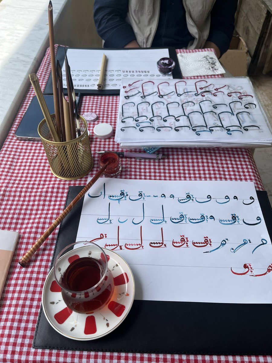 aradabirnurr's tweet photo. Musiki eşliğinde birlikte hat yazdığımız beyefendi ile @birrvecd ❤️‍🩹 https://t.co/B5bbUp21ou