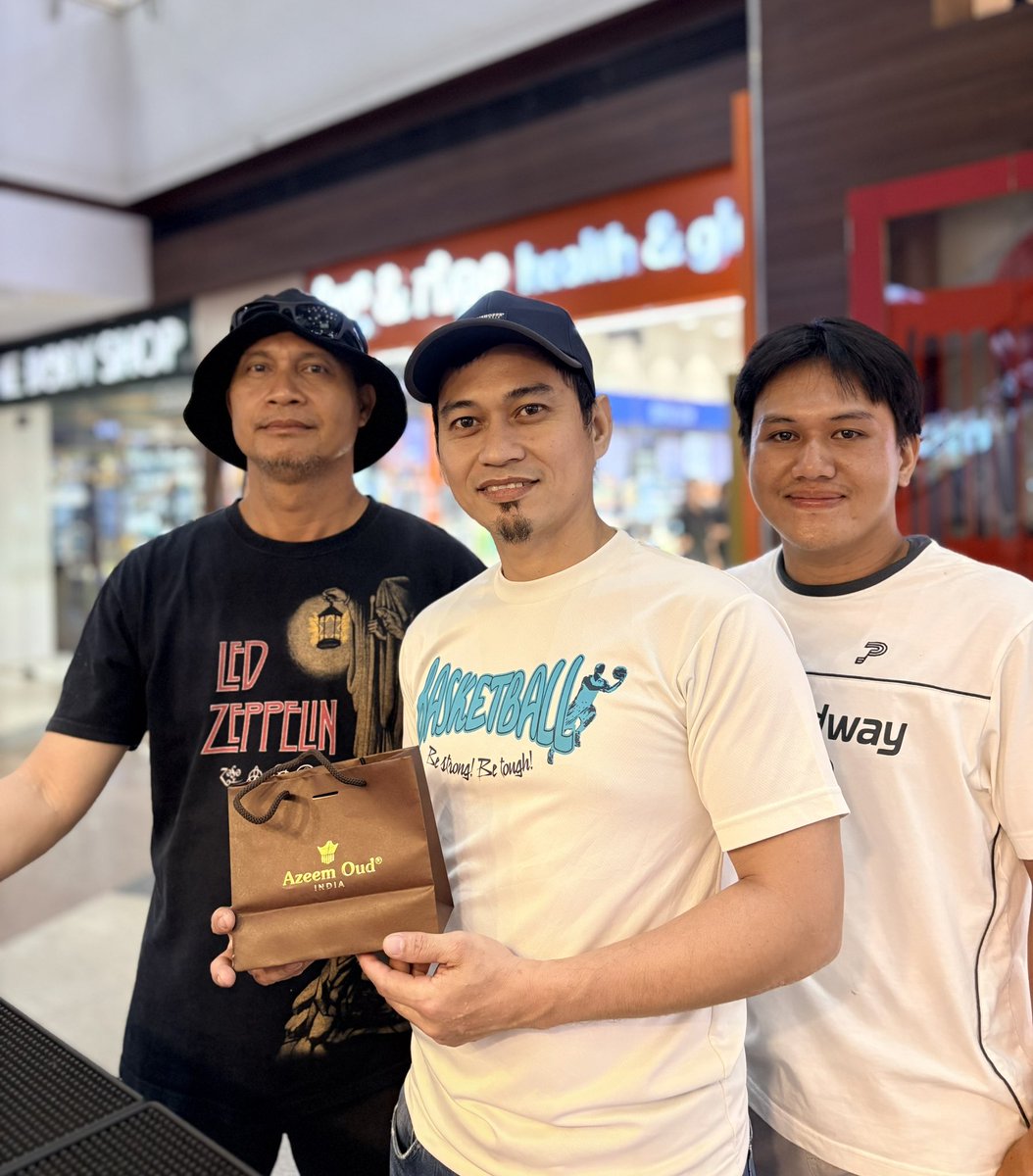 azeemoud's tweet photo. Happy customer from PHILIPPINES 🇵🇭 

#OudLifestyle #natural #AzeemOud  #LuxuryPerfume #philippines https://t.co/IEmEwIOeWg