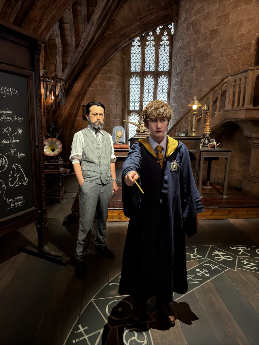 888saku888's tweet photo. 真似妖怪ボガートの授業のシーン大好きなので、HPとFBどちらもコスプレで再現しました🪄🤡  ボガートの展示、ワンド教室エリアに置いてくれる事を切に願う　＃ハリポタツアー https://t.co/to8bhIwyG9