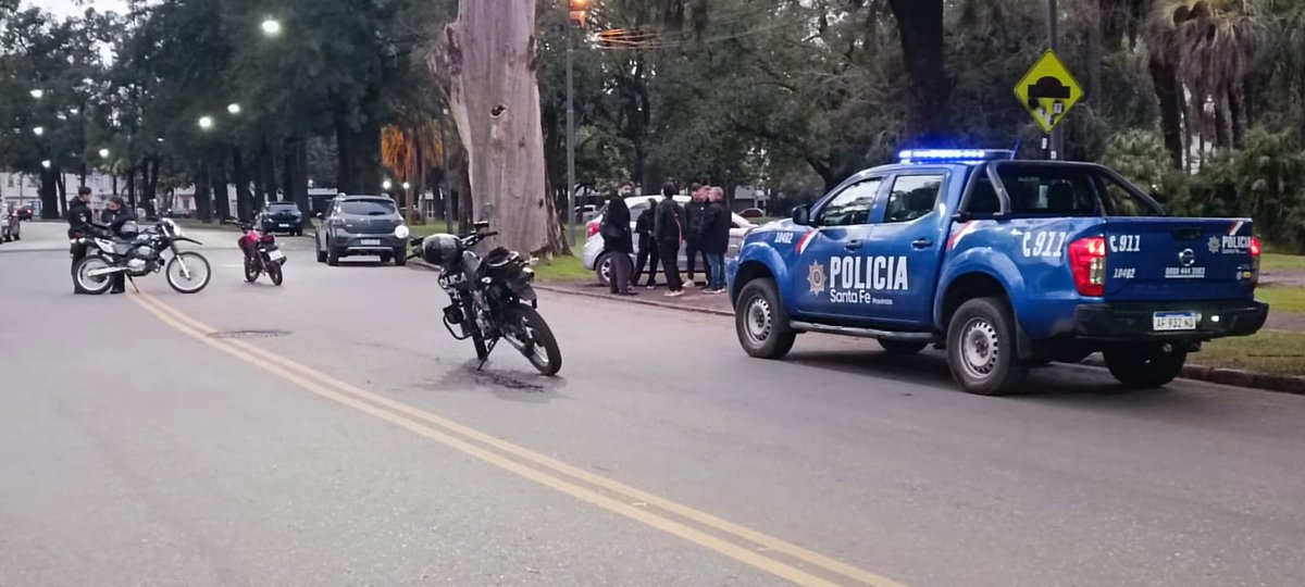 LT8am830's tweet photo. #ElPrimero
Accidente en Parque Independencia (Alighieri entre Oroño y Moreno): Ford K y una moto, cuyo conductor fue llevado en ambulancia a un centro de salud. Tránsito cortado en ambas manos
Vía @maxiklan
https://t.co/cZRiECuFxl https://t.co/60IVLmdWQJ