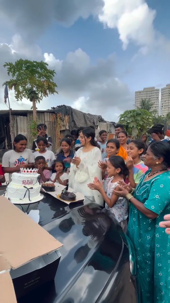 DOjaswini12011's tweet photo. I m so blessed that I m supporting the best human beings like @PawanKalyan &amp; @ItsManishaRani who being happy in helping people those are in need ❤️ 🧿

Belated Happy birthday to Golden heart Rani 
💛 
https://t.co/Oqqi830j1P

#ManishaRani #MaaHaiNaa https://t.co/FIh3PUWx99