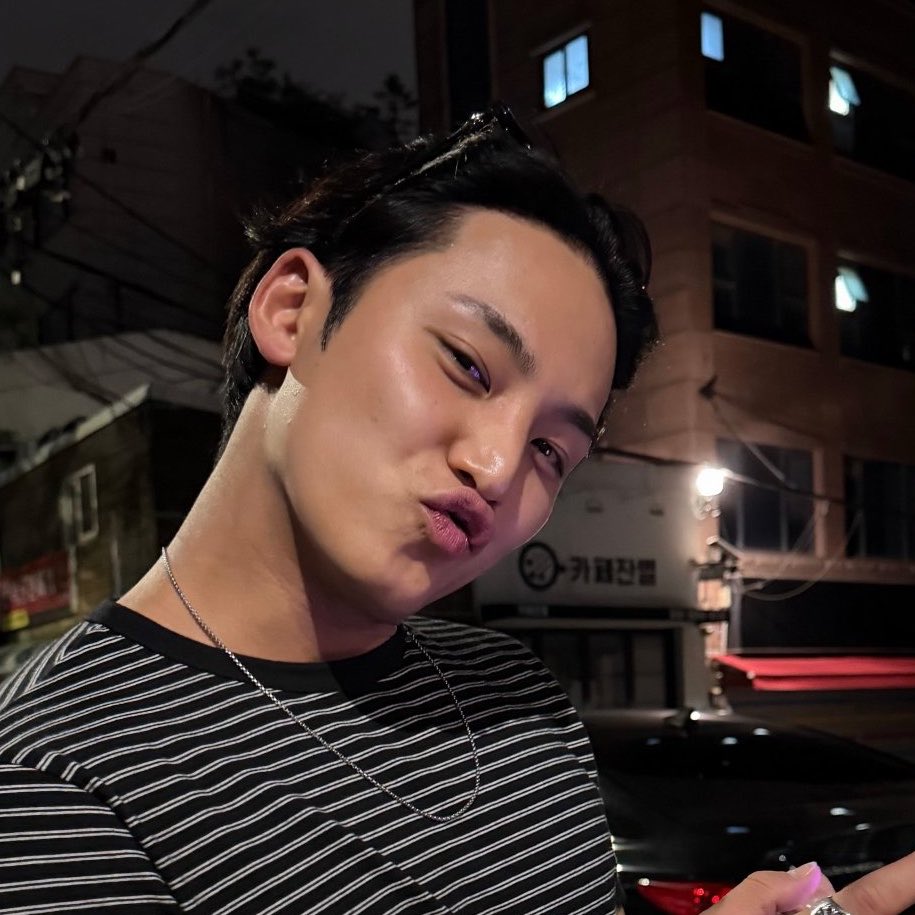PROMISE_PJM_95's tweet photo. a carinha: 🥰🥰🥰🥰
o bíceps: 🫦🫦🫦🫦 https://t.co/YeZ2nIATgl