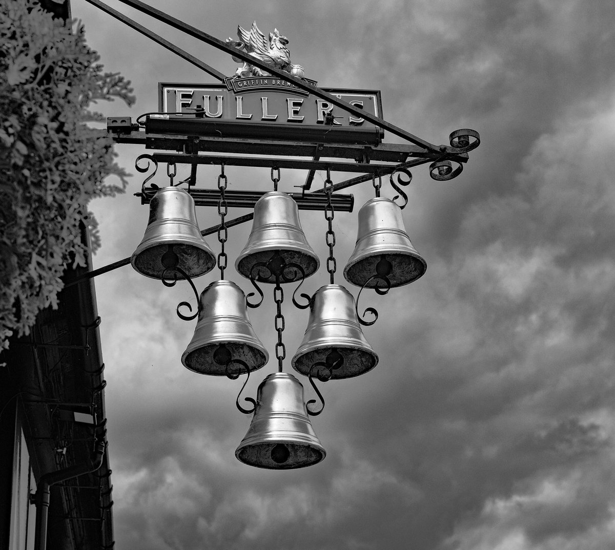 Chemfund's tweet photo. 6 bells Thame #monochrome #leica #publichouse https://t.co/2A3am4yZY1