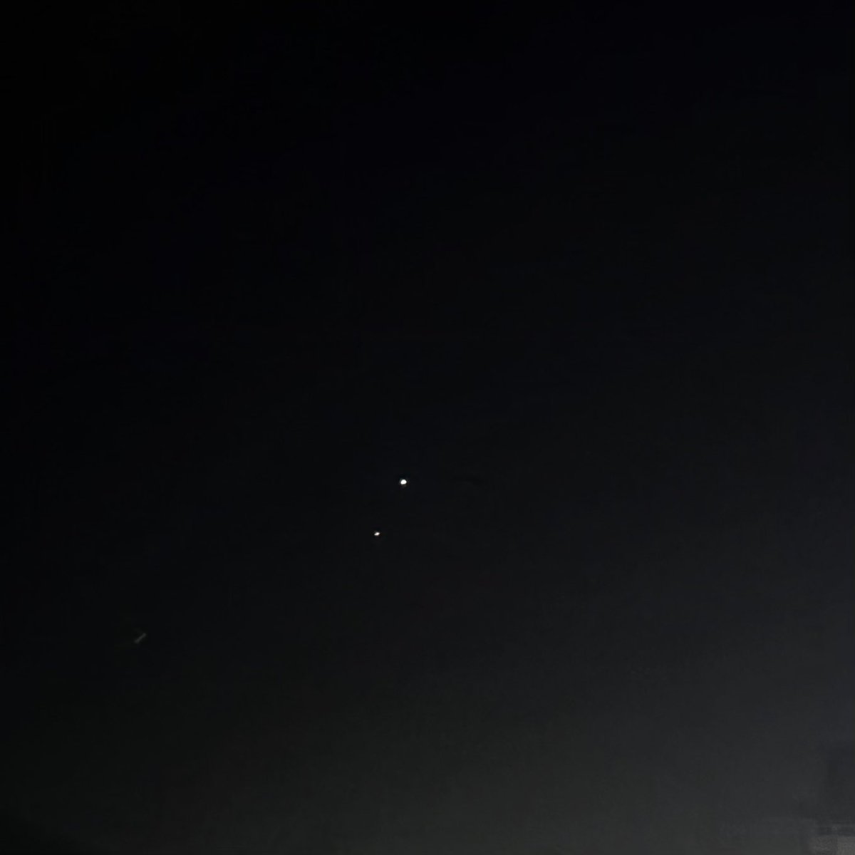 Unno_6rou's tweet photo. 皆、西の空を見よ。
木星と金星が並んで見えるぞ。

昨日が最接近だったそうじゃが、今宵も綺麗じゃ。

美しくてずっと見ていられるなぁ。 https://t.co/v7Ei6BZouT