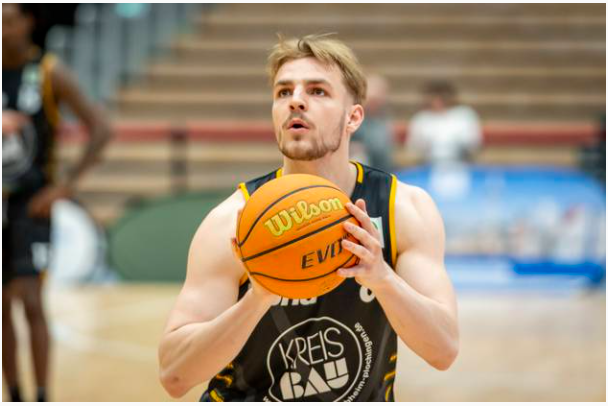 nosch_1's tweet photo. 🏀Lucas Mayer wechselt von den @KirchheimKnight zu den @hakromerlins. Wie der Verein bekannt gab, unterzeichnete der Guard einen Vertrag bis 2028🔴
#ProA #basketball https://t.co/rhLvKRqjDV