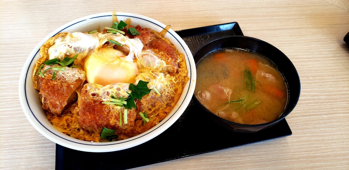 DATE11MONO21's tweet photo. ６月１０日のランチは～☁️🍴🚙

南矢野目の『かつや』さんで🌟

『特カツ丼の温玉』と『とん汁の小』をいただきました🎵

カツ丼は心の癒し飯🍚
温玉も癒し🥚
やっぱり…美味い‼️

今日も満足🍴🈵
美味しかった～😊 https://t.co/EH4gqsFCyI