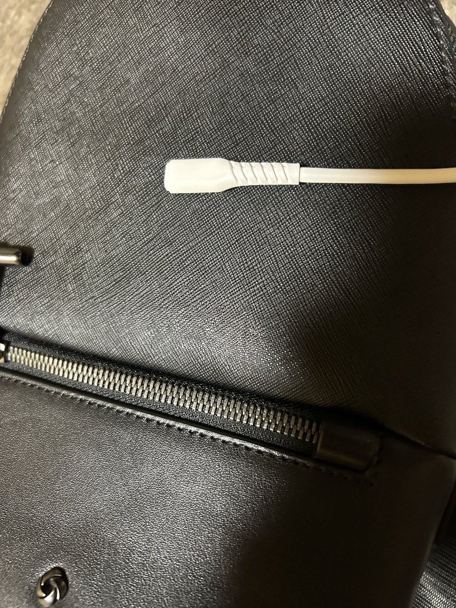 AkhrH1122's tweet photo. 携帯を車で充電しよ思ったら線ささらんかってさきっちょ着いたまんまやって帰宅後絶望。 https://t.co/m0DoqoREuu