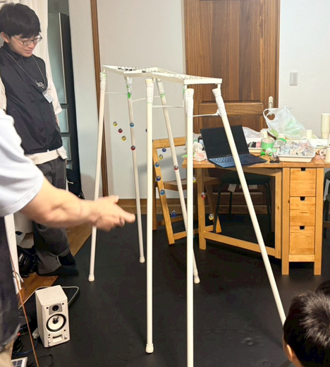 ut_cast's tweet photo. 6/7（日）に西荻窪の白猫ラボで実験教室を開催しました！ いくつもの振り子が蛇のような模様を作り出すペンデュラムウェーブ、光を当てると音が鳴る光通信工作などを通して、音・電気・光がぜんぶ「波」で伝わることを学びました。 次回は8/2（日）に開催します！ご参加お待ちしております！ https://t.co/hzAOmDwr7f