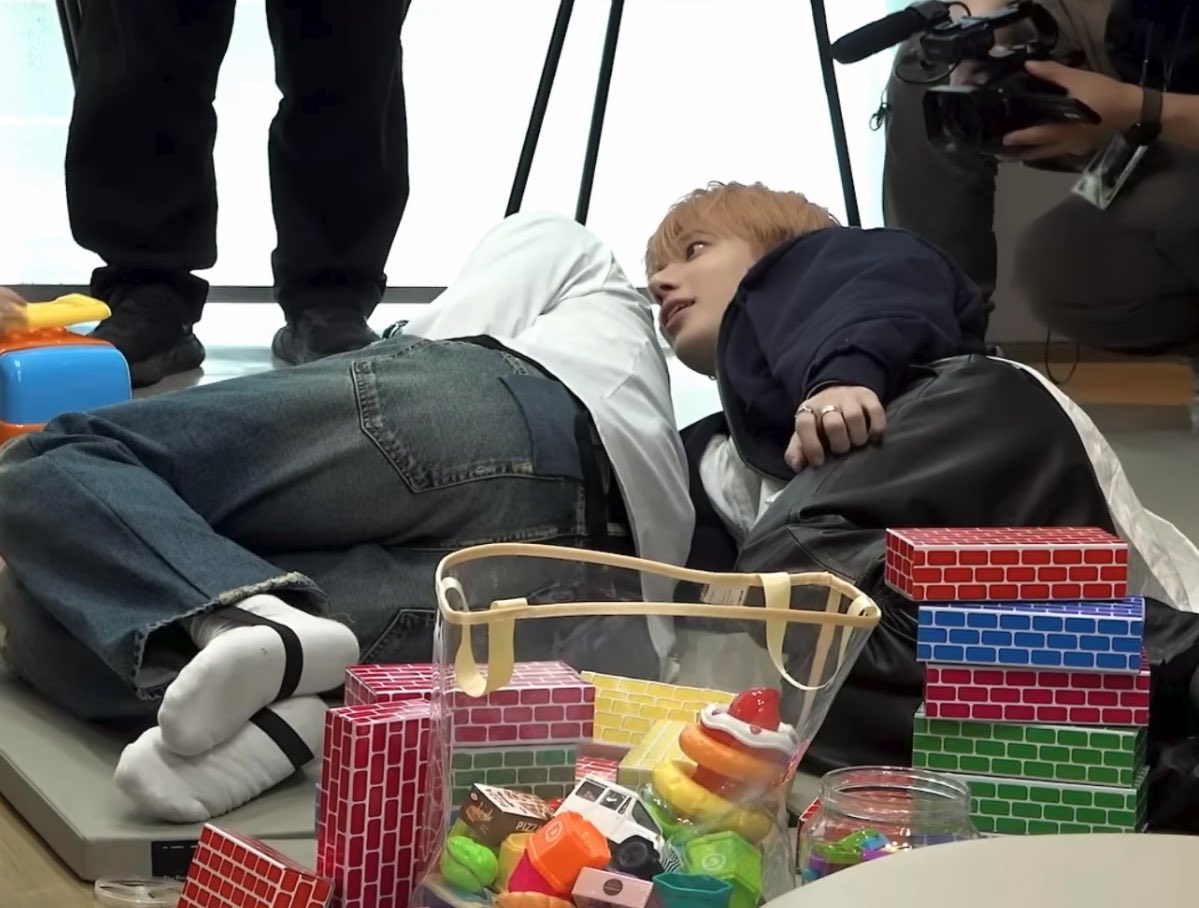 twelve05cm's tweet photo. WORLD STOPPPPP soobin's head was on taehyun's arm............ my trustiez 😭😭😭 https://t.co/FtYRjkm1en