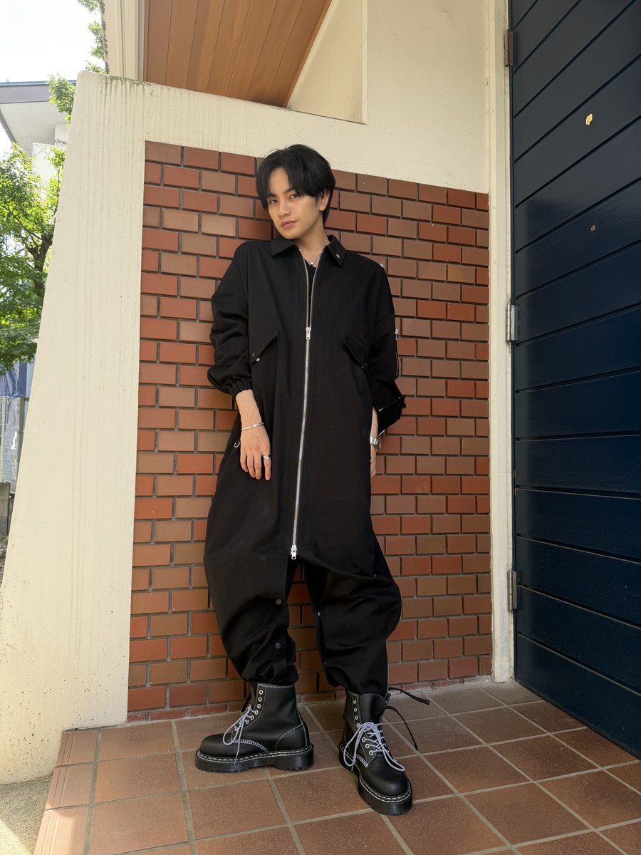 r0530a0512's tweet photo. 同じ黒のロンパース。着る人によって当たり前に雰囲気違う。でもめっちゃ似合ってるんだよな https://t.co/QFFI5aVlao