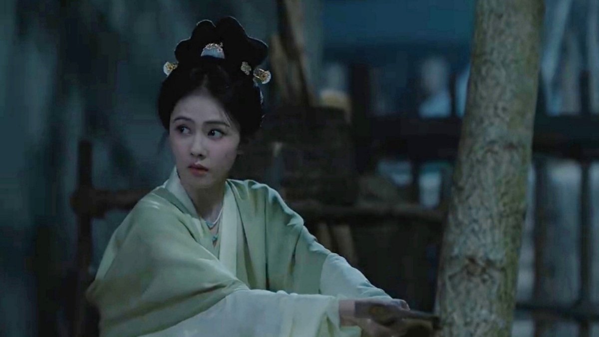 jooonyiie's tweet photo. not a single boring day for mo xiuyao since he married ye li. shes either running marathons in his courtyard, plotting to k¡ll bad people, secretly sipping alcohol, talking to her invisible maid or stealing trees at midnight. https://t.co/mzPPibuVAr