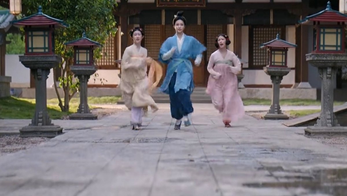 jooonyiie's tweet photo. not a single boring day for mo xiuyao since he married ye li. shes either running marathons in his courtyard, plotting to k¡ll bad people, secretly sipping alcohol, talking to her invisible maid or stealing trees at midnight. https://t.co/mzPPibuVAr