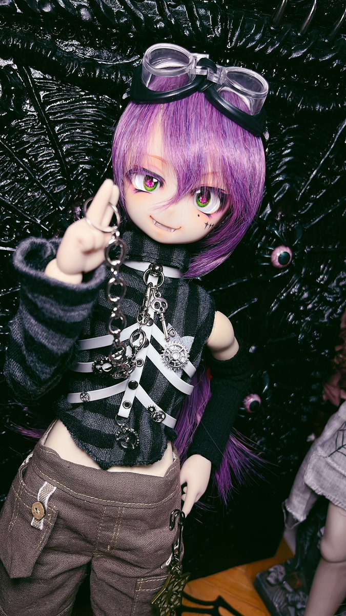 hiyo_3d's tweet photo. 後はwig（仮　に合わせてみた感じです

昨日言ってた小物は画像の肋骨ハーネスです。これはこの子用に装飾した特製��……以下に詳しい事を…
また改めてお知らせしますが、プレ企画？やりたいかなぁ？とか🤔💬💦思ってます。
このゴーグルも付属で…こういうお顔なので眼帯も付けたいかなぁ？とか…

#カスタム進捗　#hiyoっ子