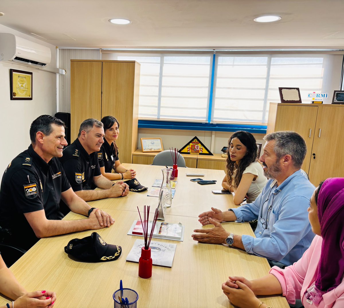 Poptvmelilla's tweet photo. El Jefe Superior de Policía, Juan de Dios Piedra Martínez y el Jefe Regional de Operaciones, Diego Saavedra Anegas, visitan el Banco de Alimentos cℹ️on motivo de la campaña “Recogida Primavera” https://t.co/7LvLqlZTIq