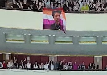 letsgotoobad's tweet photo. LMAO someone brought a lesbian flag with tui's face on it😭 

#LYKNLandingEP13 #TuiChayatorn https://t.co/H0CHojLVRG