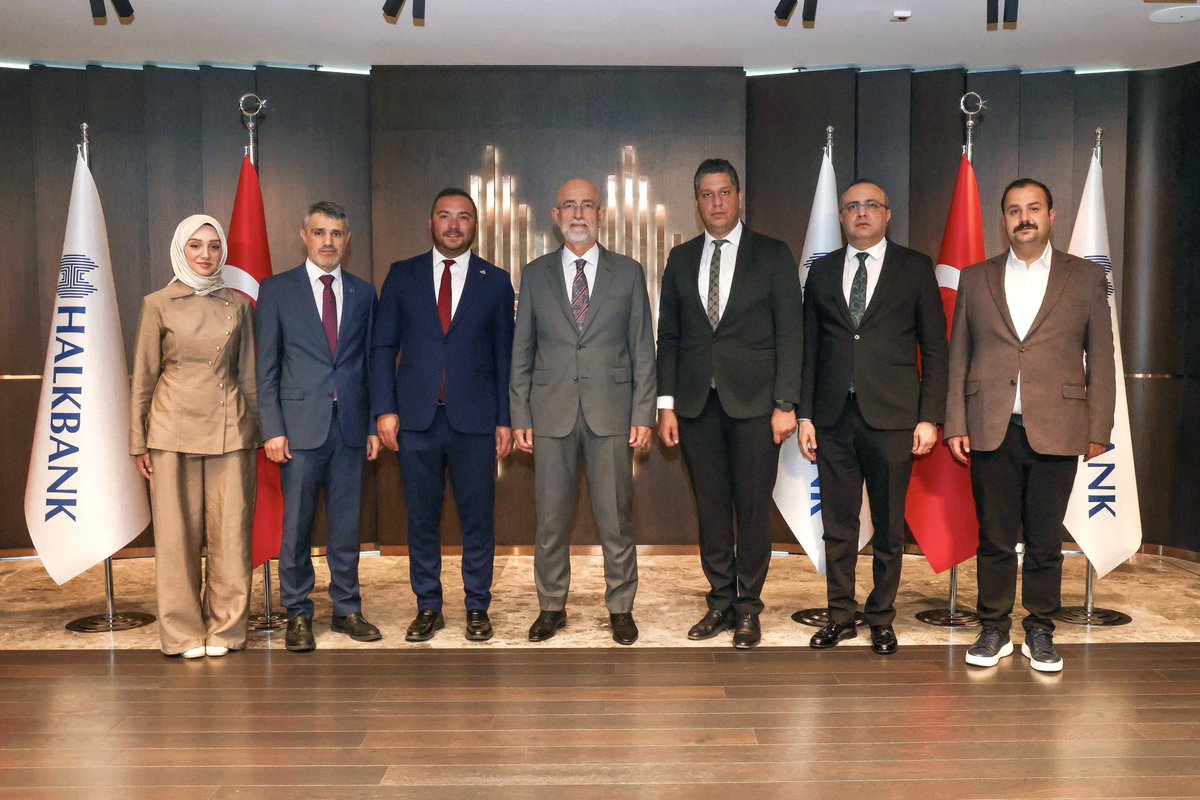 cemrevakfi's tweet photo. Halkbank Genel Müdürü Sayın Recep Süleyman Özdil’i makamında ziyaret ederek verimli bir görüşme gerçekleştirdik.

Vakfımızın projeleri ve gelecek hedeflerini paylaştığımız ziyarette, kendilerine yeni görevlerinin hayırlı olmasını diledik.

Projelerimize gösterdikleri ilgi, değerli vizyonları ve nazik kabulleri için teşekkür ederiz.
