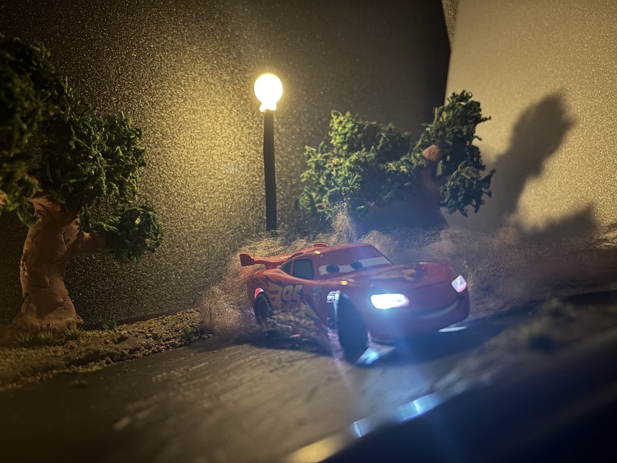 numezoning's tweet photo. お待たせしました！
カーズ2の劇中再現しました！
ジオラマは撮るのも楽しいですね😊
マックィーンは自力で光ってます。僕はスイッチをいれただけです✨ https://t.co/BFv1qmSu1c