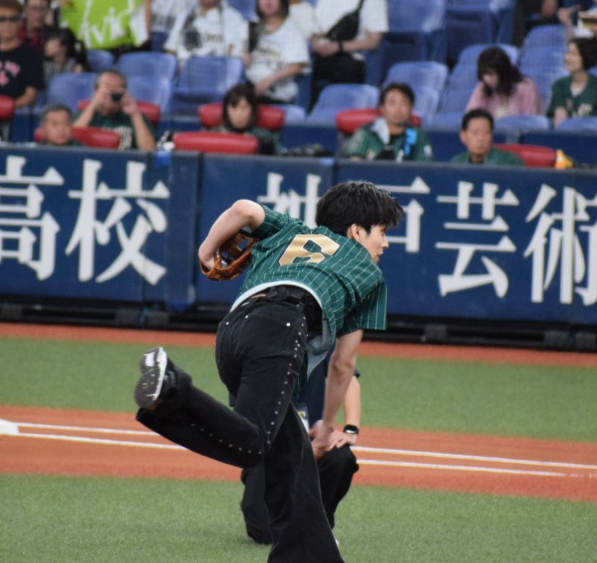 BEF110798's tweet photo. EIKIくんセレモニアルピッチ
お疲れさまでした⚾️
はじめて投げた時を思い出したよ🥹
変わらず一生懸命で
良かったなあ
感動しちゃって20時からのグッズ販売沢山買ってしまった😆笑
頑張った記念にするね⚾️

#MAZZEL_EIKI 
懐かしい写真だよ📷 https://t.co/QTTkO10NWc